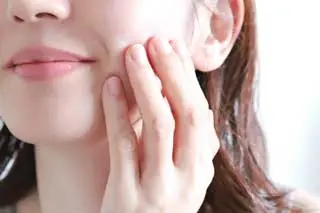 口ゴボはほうれい線が目立つ原因になる？現役矯正歯科医師が徹底解説