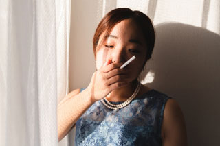 タバコを吸っている女性