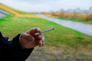 河川敷とタバコ