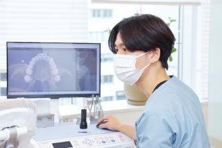 診察中の歯科医