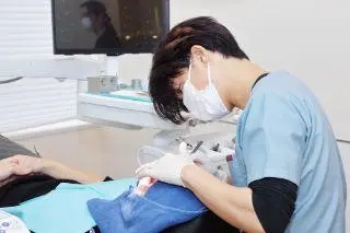 施術中の歯科医