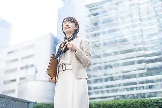 都会を歩く女性