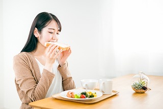 食事する女性
