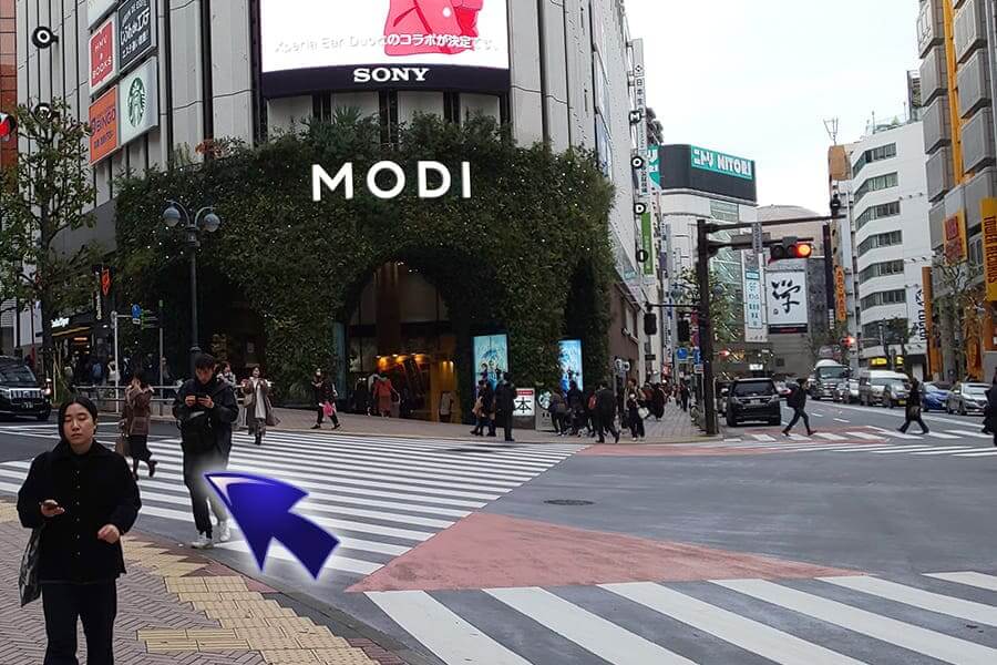 ①渋谷モディを左折してください。