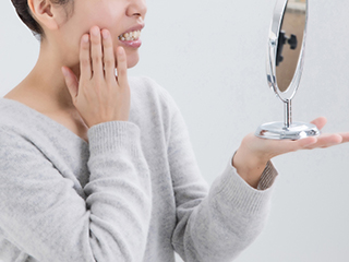 顎関節症の原因　（構造的弱さ、咬合不良、精神的要因、外傷、行動）