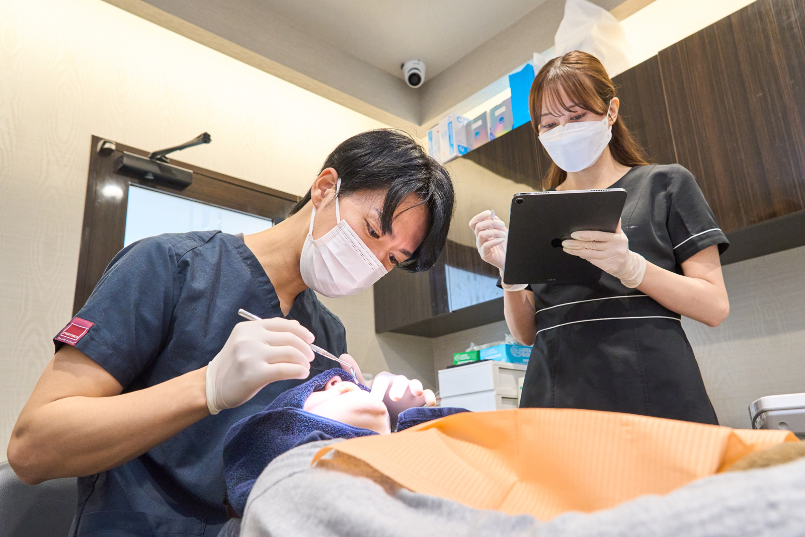 矯正治療のための処置を行う画像