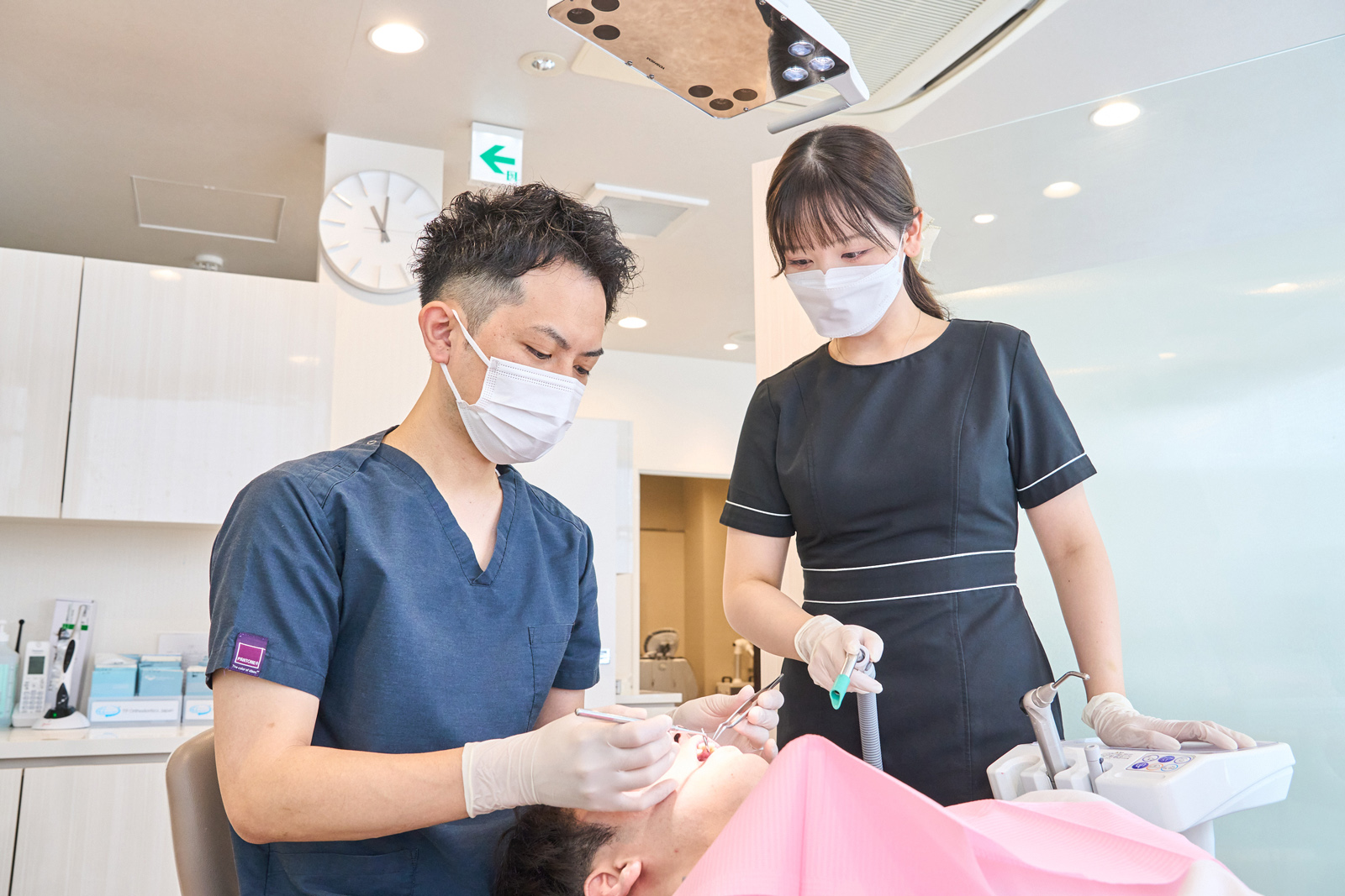 治療をするドクターと助手