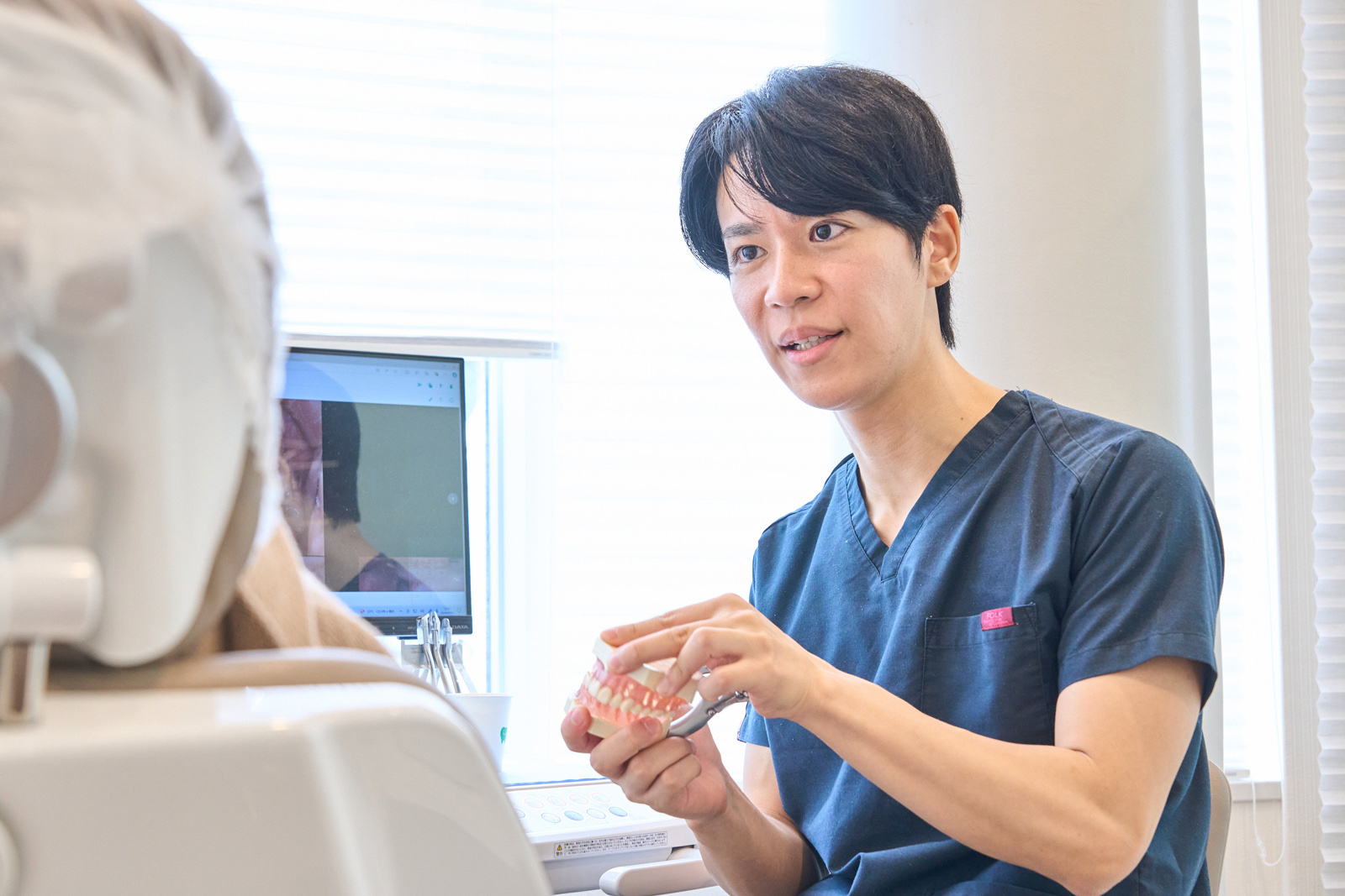 治療内容を説明する水谷先生