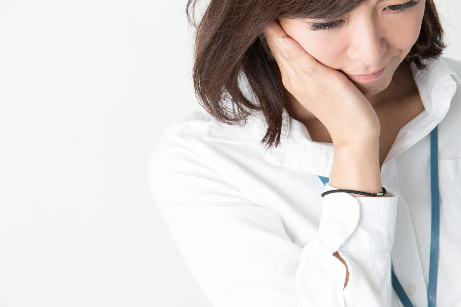 頬をおさえる女性